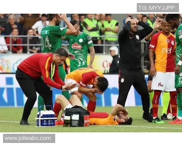 球员比赛中晕倒送医，所幸无生命危险