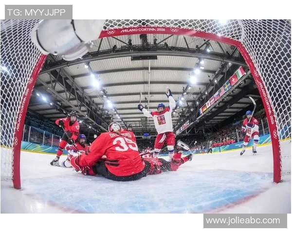 国家女子冰球队出征加拿大系列赛，目标锻炼新人